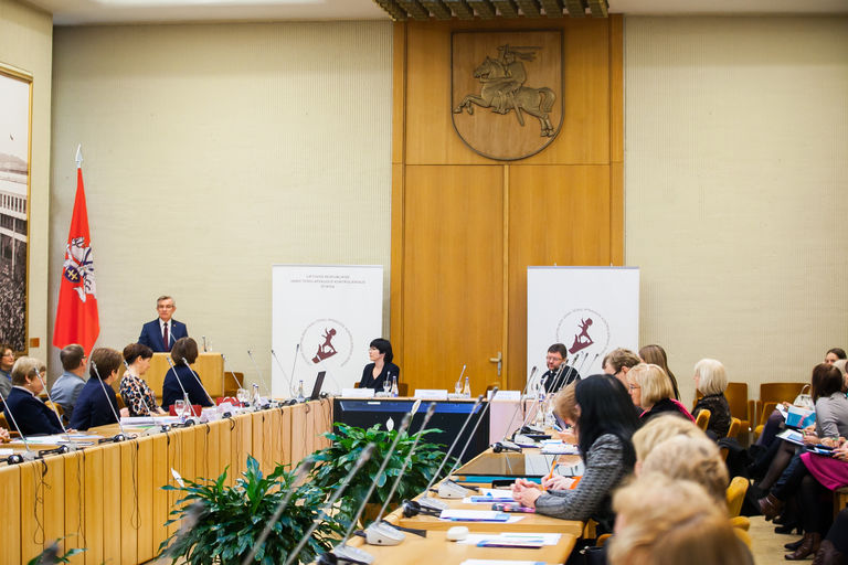 Seimo Pirmininkas Viktoras Pranckietis pasveikino konferencijos „Vaiko teisė į pagarbą“ dalyvius. Seimo kanceliarijos (aut. O. Posaškova) nuotr.