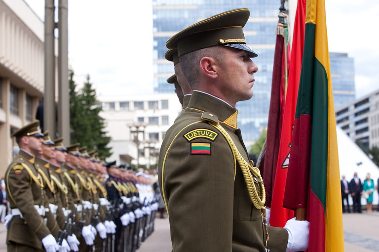 Valstybės vėliavos pakėlimo ceremonija, skirta Gedulo ir vilties bei Okupacijos ir genocido dienoms atminti 