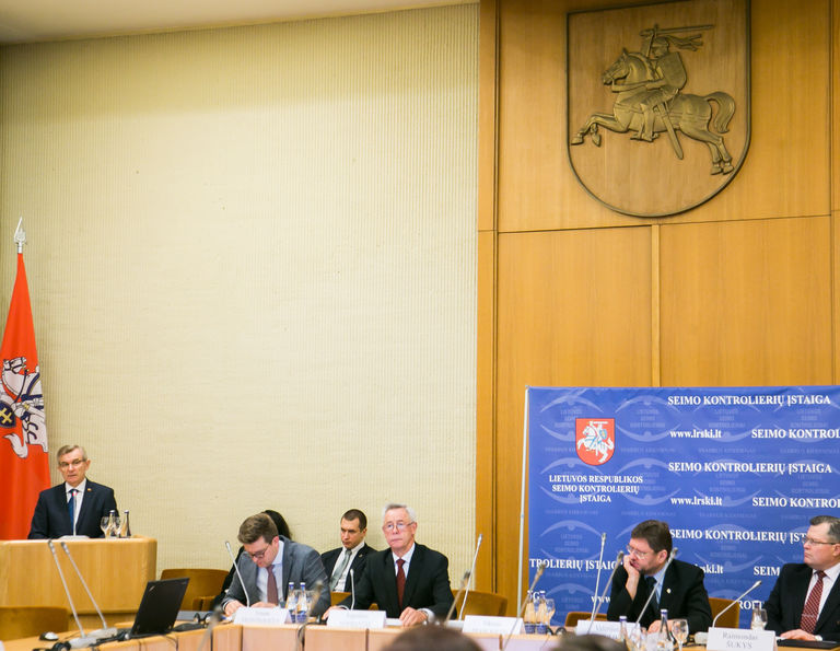 Seimo Pirmininkas Viktoras Pranckietis pasveikino Seimo kontrolierių įstaigos konferencijos, skirtos Tarptautinei žmogaus teisių dienai paminėti dalyvius. Seimo kanceliarijos (aut. O. Posaškova) nuotr. 