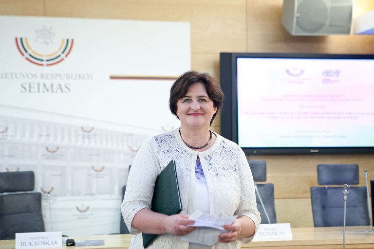 Seimo Pirmininkė Loreta Graužinienė pasveikino konferencijos „Vietos bendruomenės ir bendruomeninės organizacijos: veikla, plėtra ir bendradarbiavimas“ dalyvius. Seimo kanceliarijos (aut. Dž.G.Barysaitė) nuotr.