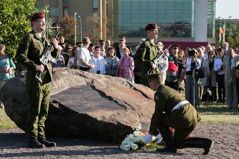 Minime 22-ąsias kario savanorio Artūro Sakalausko žūties metines (pranešimas žiniasklaidai, 2013-08-21)